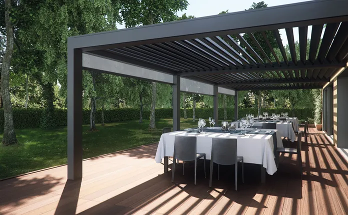 Pergola med tak till uteservering