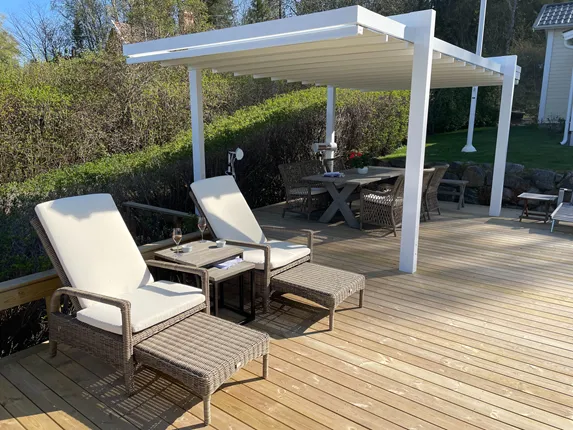 Pergola-med-tygtak-loungeyta